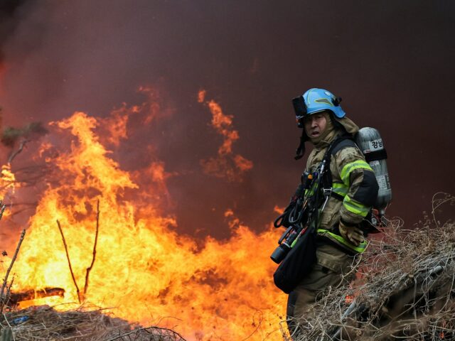 Bombeiros sul-coreanos enfrentam grande incêndio na última das 'favelas' de Bombeiros sul-coreanos enfrentam grande incêndio na última das 'favelas' de Seul