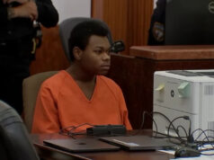 Bond negado por estudante acusado de esfaquear colega de classe de Baytown Sterling HS até a morte Yahoo news home