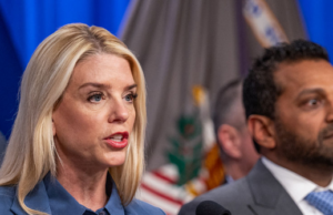 Bondi: DOJ e FBI executam mandado de busca do jornalista do Washington Post que relatou informações confidenciais Bondi: DOJ e FBI executam mandado de busca do jornalista do Washington Post que relatou informações confidenciais