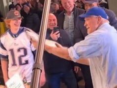 Bradshaw perde Pike Place Fish Throw para Gronkowski antes do campeonato NFC Rob Gronkowski no Pike Place Market