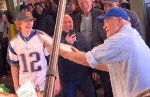 Bradshaw perde Pike Place Fish Throw para Gronkowski antes do campeonato NFC Rob Gronkowski no Pike Place Market