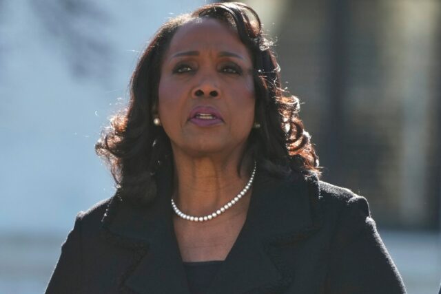 Brett Kavanaugh levanta questão de impeachment no caso Trump Federal Reserve
