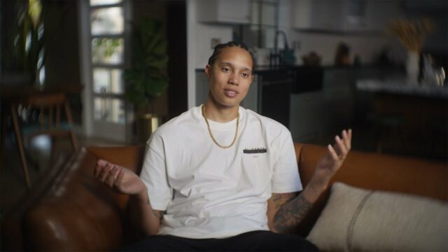 Brittney Griner diz que fazer um documento sincero sobre sua prisão na Rússia foi “muito curativo”
