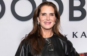 Brooke Shields usou os tênis da mãe rica que as estrelas adoram – compre o par exato dela! Brooke Shields usou os tênis da mãe rica que as estrelas adoram - compre o par exato dela!