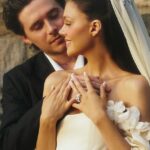 Brooklyn Beckham alegou que a mãe Victoria 'sequestrou' a primeira dança dele e da esposa Nicola Peltz e agiu 'de forma muito inadequada' com ele (foto na renovação dos votos em 2025)