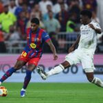 Marcus Rashford, ala esquerdo do Barcelona e da Inglaterra, comemora com o troféu após vencer a final da Supercopa da Espanha entre FC Barcelona e Real Madrid, no King Abdullah Sports City Hall Stadium, em 11 de janeiro de 2026