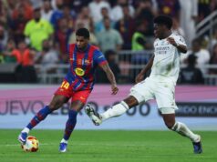 Bruno Fernandes e JJ Gabriel respondem à mensagem de Marcus Rashford após conquista do Barcelona Marcus Rashford, ala esquerdo do Barcelona e da Inglaterra, comemora com o troféu após vencer a final da Supercopa da Espanha entre FC Barcelona e Real Madrid, no King Abdullah Sports City Hall Stadium, em 11 de janeiro de 2026