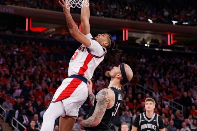 Bryce Hopkins # 23 do St. John's Red Storm sobe para um tiro sobre Duncan Powell # 31 do Providence Friars durante o segundo tempo, quando o St. John's Red Storm enfrentou o Providence Friars no sábado, 3 de janeiro de 2026, no Madison Square Garden 