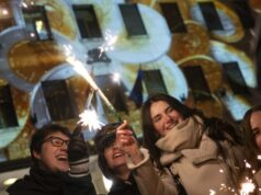 Bulgária adota euro em meio a comemorações e ansiedade em relação à inflação Os passageiros passam por um anúncio promovendo a entrada da Bulgária na zona do euro no metrô de Sófia em 31 de dezembro de 2025, antes da adoção do euro pelo país em 1º de janeiro de 2026. (Foto de Nikolay DOYCHINOV / AFP)