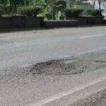 Buracos nas estradas ainda são uma ameaça para os motoristas em Jacarta