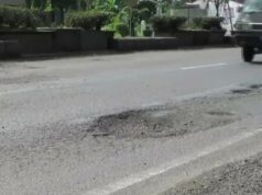 Buracos nas estradas ainda são uma ameaça para os motoristas em Jacarta Buracos nas estradas ainda são uma ameaça para os motoristas em Jacarta