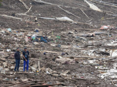 Busca massiva em andamento por dezenas de desaparecidos em deslizamento de terra mortal na Indonésia Busca massiva em andamento por dezenas de desaparecidos em deslizamento de terra mortal na Indonésia