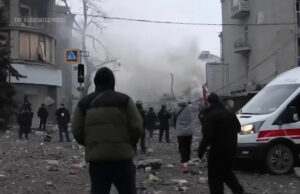 Busca por pessoas possivelmente presas sob os escombros após ataque russo atingir Kharkiv Yahoo news home