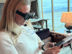 CES 2026: Esses óculos inteligentes ajudam pessoas com perda de visão a ver detalhes muito menores Óculos eSight Go em uma mesa