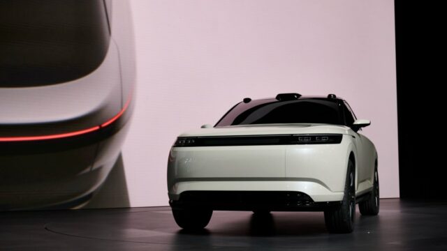 Dentro de um SHM AFEELA 1 com o painel exibindo a visão LiDAR do carro.