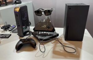 CES 2026: os novos óculos para jogos da XREAL colocam um monitor de jogos enorme e rápido bem na sua cara O escritor usando os óculos ROG XREAL R1