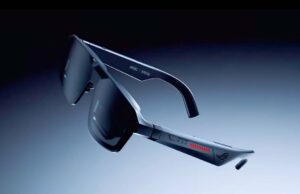 CES 2026 prático: os primeiros óculos inteligentes AR de 240 Hz da Xreals fizeram meu queixo cair Esquerda: óculos para jogos ROG Xreal R1 AR. À direita: óculos para jogos ROG Xreal R1 AR acoplados em uma mesa ao lado de um teclado, fones de ouvido e um controlador.