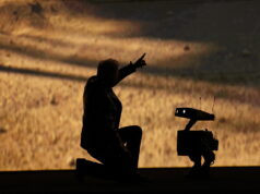 CES 2026: tudo revelado, desde a estreia da Nvidia aos novos chips da AMD e às estranhezas da IA da Razer Nvidia founder and CEO Jensen Huang talks to a robot as he speaks during Nvidia Live at CES 2026 ahead of the annual Consumer Electronics Show in Las Vegas, Nevada, on January 5, 2026.