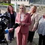 Bethany Hutchison (centro, em rosa) é uma das requerentes que assumiu um fundo de saúde alegando discriminação sexual e assédio sexual porque a enfermeira Rose Henderson - que nasceu homem, mas se identifica como mulher - conseguiu compartilhar o vestiário feminino