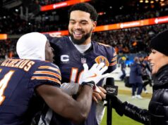 Caleb Williams e companheiros de equipe do Bears Troll Packers após grande vitória nos playoffs GettyImages-2253869861 Ben Johnson faz discurso cheio de palavrões no vestiário após a vitória dos ursos