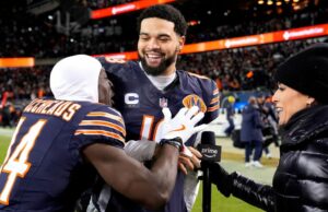Caleb Williams e companheiros de equipe do Bears Troll Packers após grande vitória nos playoffs GettyImages-2253869861 Ben Johnson faz discurso cheio de palavrões no vestiário após a vitória dos ursos