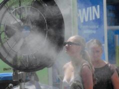 Milhões obtêm um doce alívio após uma semana de calor escaldante e recorde Calor recorde e incêndios reduzem a energia para 100.000