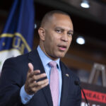 O presidente da Câmara, Mike Johnson, R-La., faz uma declaração aos repórteres sem responder a perguntas após uma votação no Senado para avançar com um projeto de lei provisório de financiamento para reabrir o governo até 30 de janeiro, no Capitólio em Washington, segunda-feira, 10 de novembro de 2025. (AP Photo/J. Scott Applewhite)