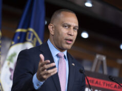 Câmara aprova projeto de lei para estender subsídios à saúde, desafiando os líderes do Partido Republicano O presidente da Câmara, Mike Johnson, R-La., faz uma declaração aos repórteres sem responder a perguntas após uma votação no Senado para avançar com um projeto de lei provisório de financiamento para reabrir o governo até 30 de janeiro, no Capitólio em Washington, segunda-feira, 10 de novembro de 2025. (AP Photo/J. Scott Applewhite)