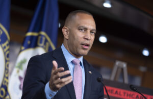 Câmara aprova projeto de lei para estender subsídios à saúde, desafiando os líderes do Partido Republicano O presidente da Câmara, Mike Johnson, R-La., faz uma declaração aos repórteres sem responder a perguntas após uma votação no Senado para avançar com um projeto de lei provisório de financiamento para reabrir o governo até 30 de janeiro, no Capitólio em Washington, segunda-feira, 10 de novembro de 2025. (AP Photo/J. Scott Applewhite)