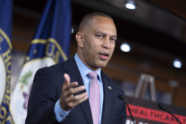 O presidente da Câmara, Mike Johnson, R-La., faz uma declaração aos repórteres sem responder a perguntas após uma votação no Senado para avançar com um projeto de lei provisório de financiamento para reabrir o governo até 30 de janeiro, no Capitólio em Washington, segunda-feira, 10 de novembro de 2025. (AP Photo/J. Scott Applewhite)