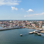 Vista aérea de Portland, horizonte do Maine, edifícios ao fundo. Campaign for Fairer Gambling critica governador do Maine sobre aprovação de cassino online
