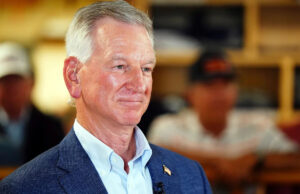 Candidato republicano desafia residência em Tuberville, diz que parece morar na Flórida, não no Alabama Yahoo news home