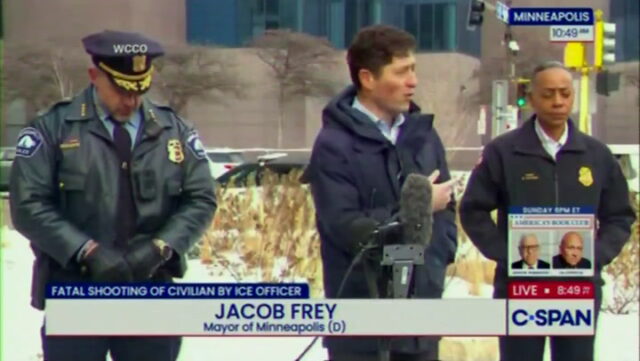 Capangas do ICE criticados por deixar o carro rolar durante Yahoo news home