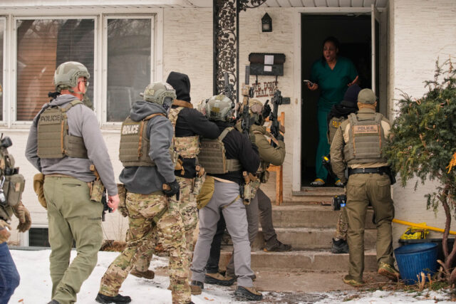 Capangas do ICE para a América: não precisamos de mandados Agentes federais estão do lado de fora de uma loja de conveniência na quarta-feira, 21 de janeiro de 2026, em Minneapolis. (Foto AP/Angelina Katsanis)