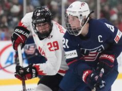 Capitão América x Capitão Clutch: Knight e Poulin se enfrentam pelo 5º e talvez último Jogos de Inverno ARQUIVO- A atacante dos Estados Unidos Hilary Knight (21) e a atacante do Canadá Marie-Philip Poulin (29) batalham durante o segundo período do jogo pela medalha de ouro no campeonato mundial feminino de hóquei em Brampton, Ontário, domingo, 16 de abril de 2023. (Nathan Denette/The Canadian Press via AP, Arquivo)