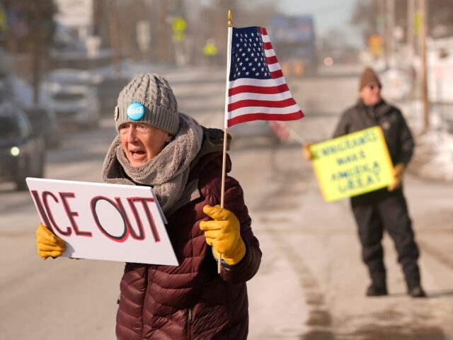 Mark Dion fala em um pódio, cercado por autoridades municipais
