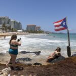 Um hotel resort inacabado é visto na pequena ilha subdesenvolvida de West Caicos, nas Ilhas Turks e Caicos, quinta-feira, 16 de outubro de 2008. O colapso financeiro global transformou uma ilha idílica do Atlântico no local de uma disputa feia em 16 de outubro, quando centenas de trabalhadores chineses no projeto do resort paralisado supostamente detiveram empreiteiros israelenses. (Foto AP/Davis Hinds)
