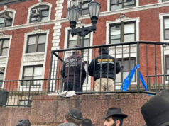 Carro bate repetidamente na sede mundial da Chabad no Brooklyn Carro bate repetidamente na sede mundial da Chabad no Brooklyn
