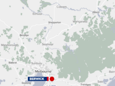 Carro lotado com oito adolescentes bate em Mercedes na rodovia e capota Carro lotado com oito adolescentes bate em Mercedes na rodovia e capota