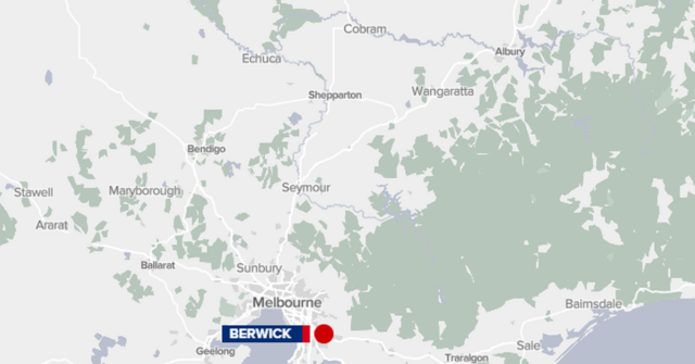 Carro lotado com oito adolescentes bate em Mercedes na rodovia e capota
