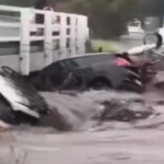 Carros acumulam nas enchentes do rio Wye.