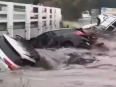 Carros foram levados para o mar enquanto enchentes inundavam o local de férias em Victoria Carros acumulam nas enchentes do rio Wye.