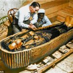 O arqueólogo britânico Howard Carter examina a tumba de Tutancâmon após sua descoberta em 1922