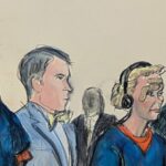 Pessoas surfando perto de Puerto Cabello, Venezuela, enquanto um petroleiro é visto ancorado no cais perto da refinaria El Palito.