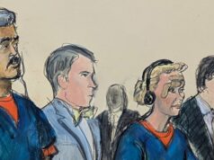 ‘Cartel dos Sóis’: como os EUA dizem que Maduro usou seu ‘narcoestado’ para inundar o Ocidente com cocaína Pessoas surfando perto de Puerto Cabello, Venezuela, enquanto um petroleiro é visto ancorado no cais perto da refinaria El Palito.