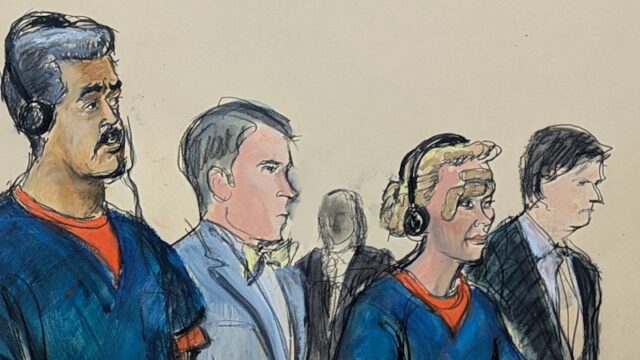 'Cartel dos Sóis': como os EUA dizem que Maduro usou Pessoas surfando perto de Puerto Cabello, Venezuela, enquanto um petroleiro é visto ancorado no cais perto da refinaria El Palito.