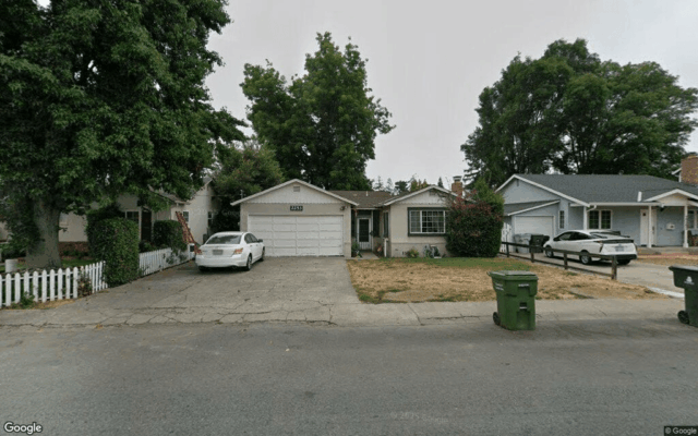 Casa de três quartos em San Jose é vendida por Avenida Maywood, 2253 - Google Street View
