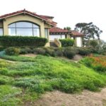 Uma vista ampla da costa é fornecida a partir da torre de observação historicamente designada na propriedade que já foi propriedade de Theodor Geisel (também conhecido como Dr. Seuss) em 7301 Encelia Drive em La Jolla. (Ashley Mackin-Solomon)