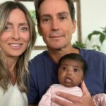 Casal da Flórida processa clínica de fertilidade após suposta confusão de embriões resultar no nascimento de uma 'criança não caucasiana' que não é biologicamente deles