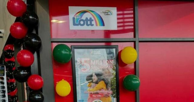 Um morador de Gold Coast é multimilionário, mas ainda não sabe. Alguém da região - ou que estava visitando - arrecadou mais de US$ 2,5 milhões no sorteio da Gold Lotto do fim de semana.
